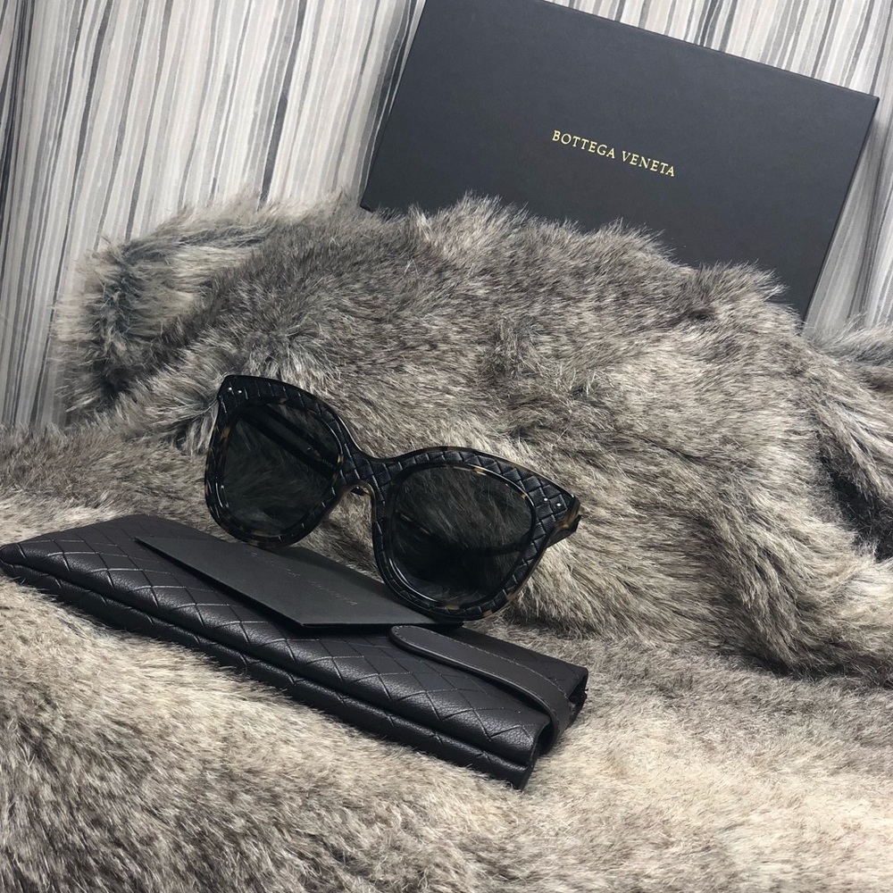 New Bottega Veneta Woman Cat Eye Sunglasses - Picture 4 of 8
